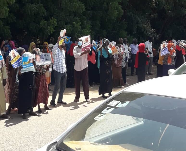 بالصور..طلاب جامعة العلوم الطبية يُنظِّمون وقفة احتجاجية من أجل إطلاق سراح مأمون حمّيدة جامعة العلوم الطبية احتجاج