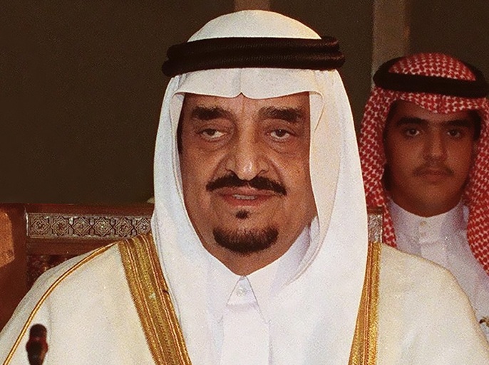 صورة نادرة للملك فهد في رحلة صيد شمال المملكة .. يحمل صقراً وبندقية الملك فهد