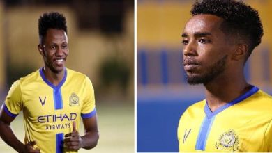 لاعبا النصر عبدالفتاح آدم ومختار علي