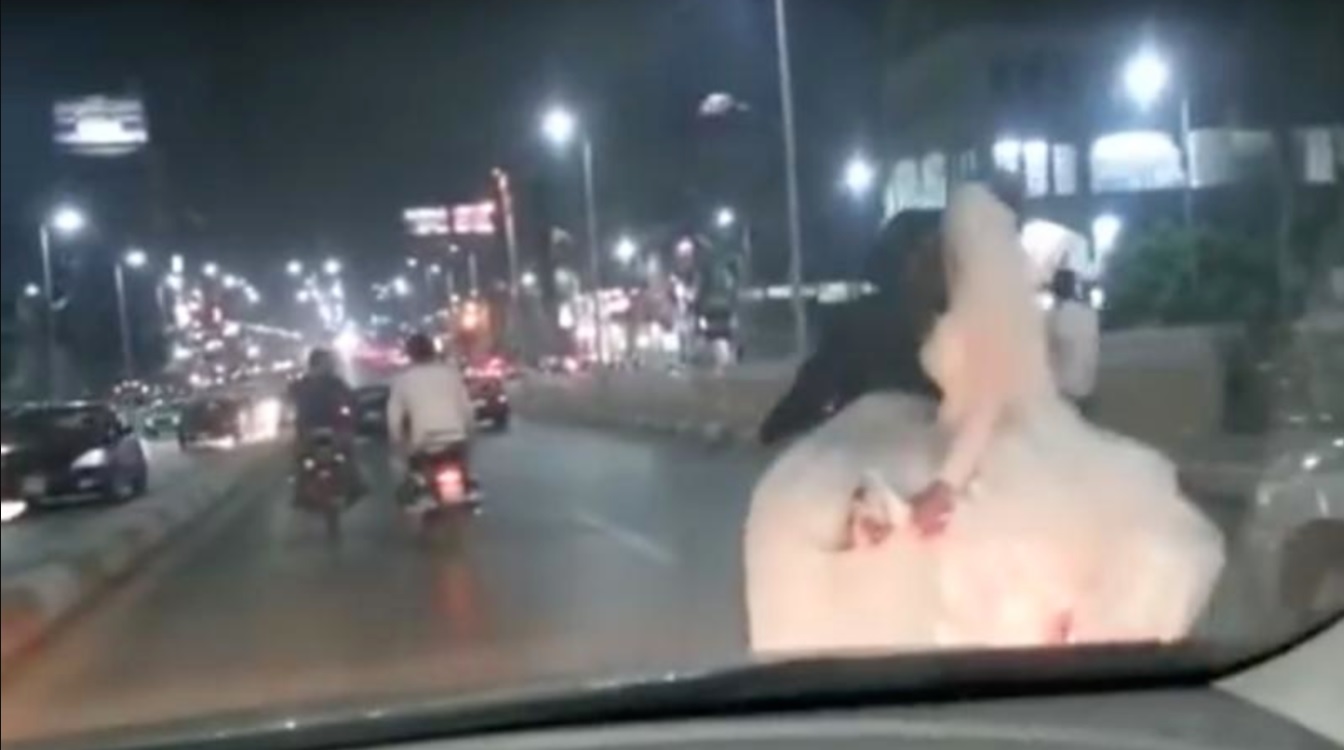 عروس تهرب بفستان الزفاف في الشارع.. والفيديو يثير الجدل عروس