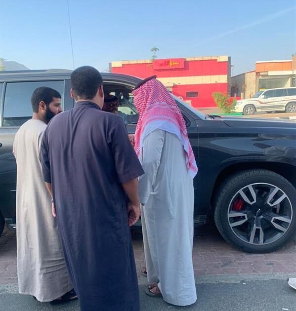 تصادف مروره مع الواقعة.. أمير عسير يهدي مواطناً سيارة حديثة بعد تعطل مركبته على الطريق (صور) 6aba4b81 0f03 4517 8ead 9f82f005b102