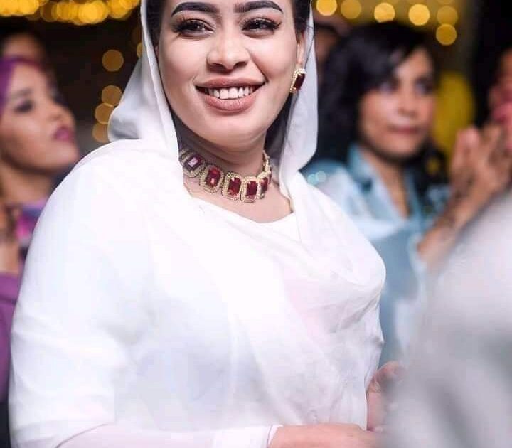 شاهد بالفيديو.. حسناء عربية تشارك شاب سوداني الرقص على أنغام أغنية الفنانة إيمان الشريف وساخرون: (الله أكبر أولادنا مسيطرين) FB IMG 1640006872243 1