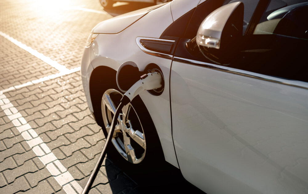 السعودية: إطلاق أول خدمة للشحن السريع للسيارات الكهربائية في المدينة المنورة ( صور) electric car charging station street