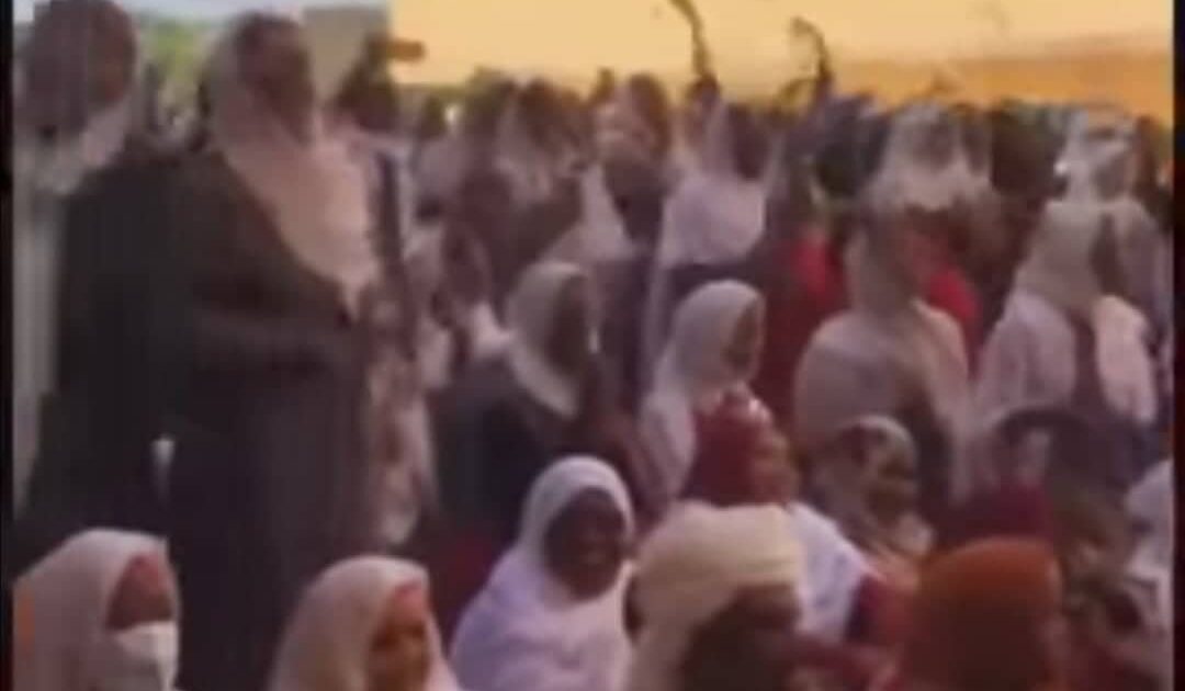شاهد بالفيديو .. مديرة مدرسة والاساتذة يرقصون مع التلاميذ على انغام طاسو وتقول : اتنفسوا كويس بكرا حصص رقيص المدرسة