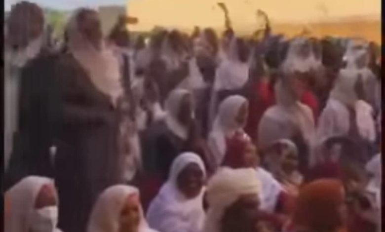 شاهد بالفيديو .. مديرة مدرسة والاساتذة يرقصون مع التلاميذ على انغام طاسو وتقول : اتنفسوا كويس بكرا حصص رقيص المدرسة