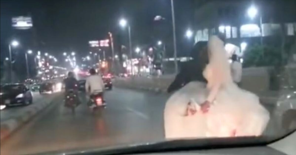 عروس تهرب بفستان الزفاف في الشارع.. والفيديو يثير الجدل عروس