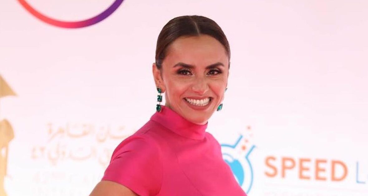 شاهد: ملابس فنانة مصرية أثناء الصلاة تثير جدلاً واسعاً.. والأزهر يعلق علا رشدي