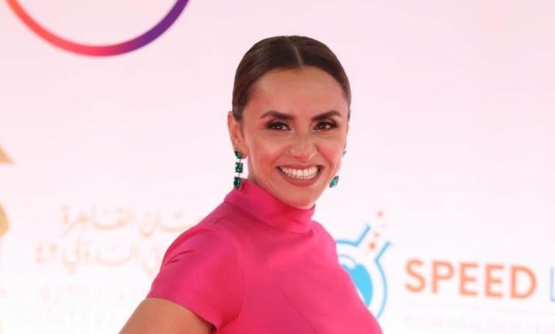 شاهد: ملابس فنانة مصرية أثناء الصلاة تثير جدلاً واسعاً.. والأزهر يعلق علا رشدي