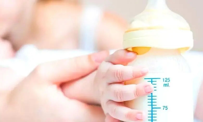 شركة فرنسية تسحب دفعات من حليب الأطفال احترازياً لبن حليب صناعي طفل