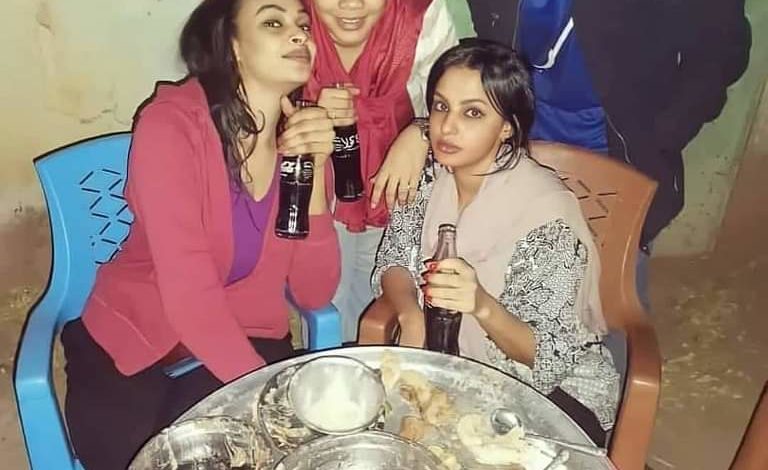 صورة متداولة..حسناوات سودانيات يأكلن البوش و يشربن بيبسي "القزاز بوش سودانيات