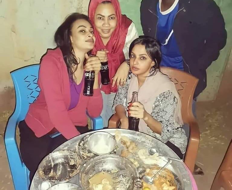 صورة متداولة..حسناوات سودانيات يأكلن البوش و يشربن بيبسي "القزاز بوش سودانيات