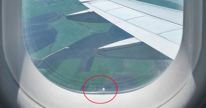 ما سبب وجود ثقوب صغيرة أسفل نوافذ الطائرة؟ ثقب طائرة نافذة