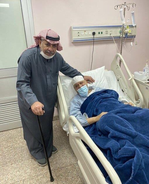 عشاق كرة القدم السعودية يزورون المدرب السابق للمنتخب " خليل الزياني " بالمستشفى و هو على فراش المرض خليل الزياني