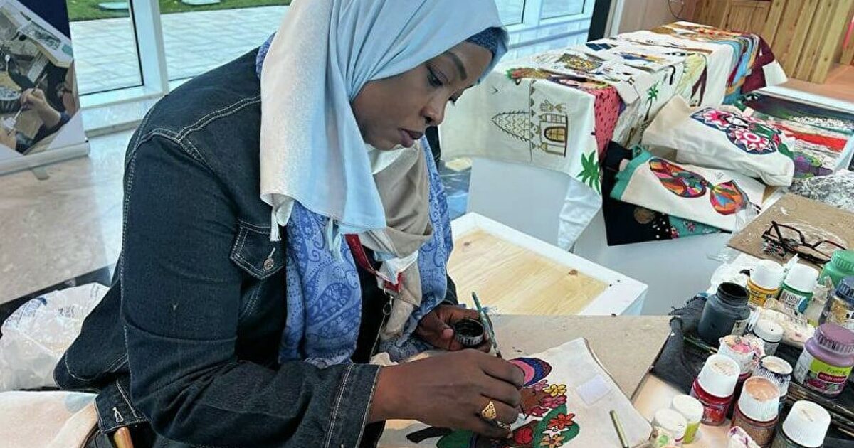 لفتت أنظار الجميع..بالصور سودانية بمصر تُبدع في نقل التراث ورسمه على لوحات من القماش سودانية تراث