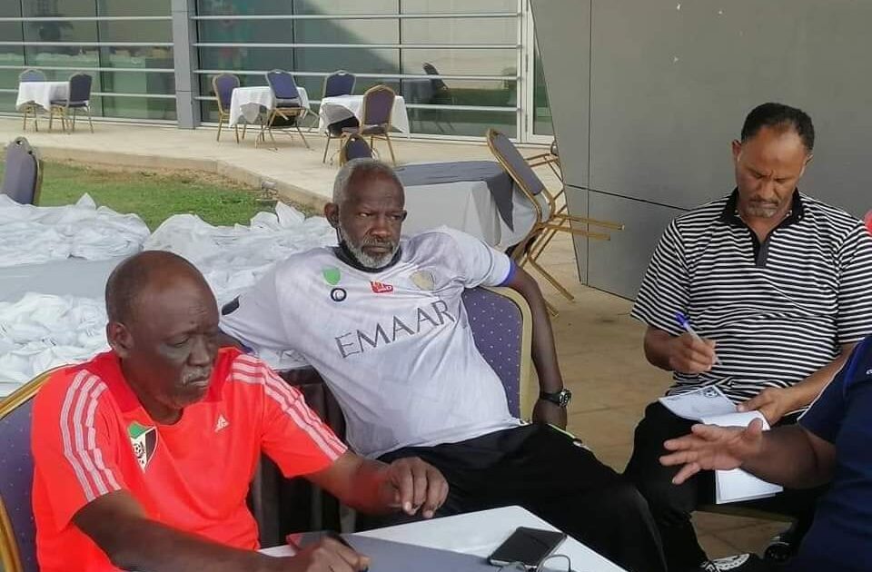 زيّ "المدير العام لمنتخب السودان يثير جدلاً على منصات التواصل.. تعرّف ماذا يرتدي! مدير عام منتخب السودان