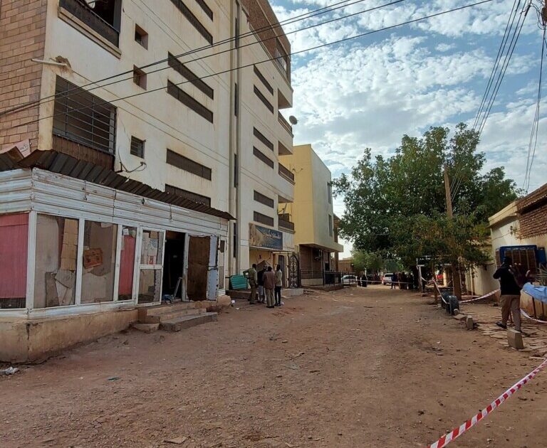 بالصور.. تصدع مفاجيء لعمارة بالخرطوم يصيب سكانها بالهلع والدفاع المدني يتدخل لإجلائهم ٢٠٢٢٠١١٨ ١٥٣٩٤٤ 768x1364 1