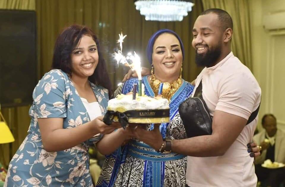 غزت مواقع التواصل..شاهد صور الفنانة ندى القلعة و هي تحتفل بعيد ميلادها وسط أبنائها FB IMG 1643827798059