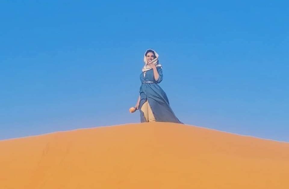 في أحدث ظهور.. بالصور حسناء الإعلام السودانية الريان الظاهر تمتطي الجمل بالبجراوية IMG 20220204 WA0003