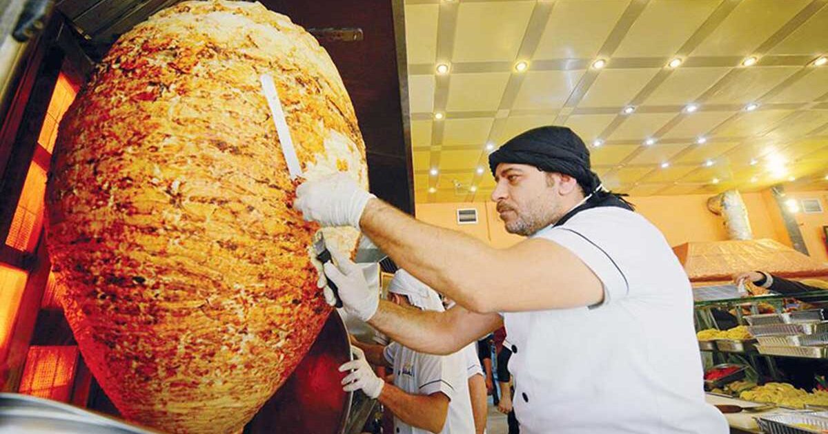 هرع إليه الزبائن..مطعم سوري شهير في ليبيا يصنع سيخ شاورما بوزن 600 كيلوجرام image