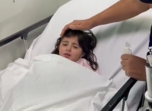 شاهد.. ردة فعل طفلة سورية تبصر بعد 6 سنوات من العمى image 2