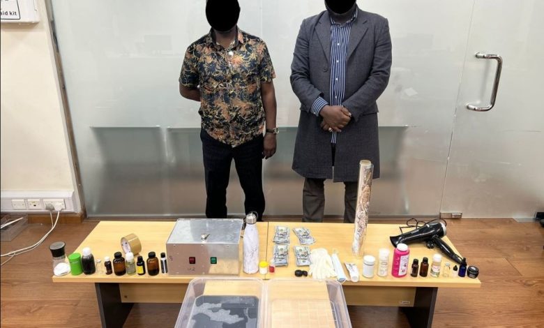 إلقاء القبض على شخصين من أصول إفريقية و أوروبية احترفا تزوير العملات بالبحرين image