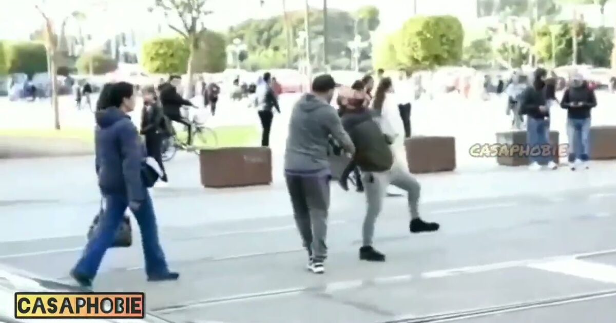 ردد "أمي أمي".. شاهد: الفنان المغربي "محمد الريفي" يبكي ويصرخ بطريقة هستيرية وسط شارع عام بالدار البيضاء maxresdefault 26