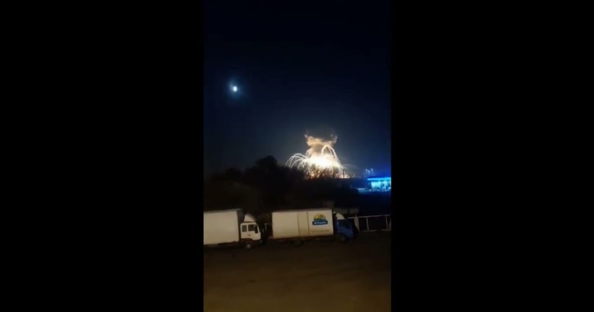 فيديو لحظة هـجوم روسيا على أوكرانيا .. والرئيس الأوكراني يعلن الطوارئ.. وترند الحـرب العالمية الثالثة يتصاعد maxresdefault 29