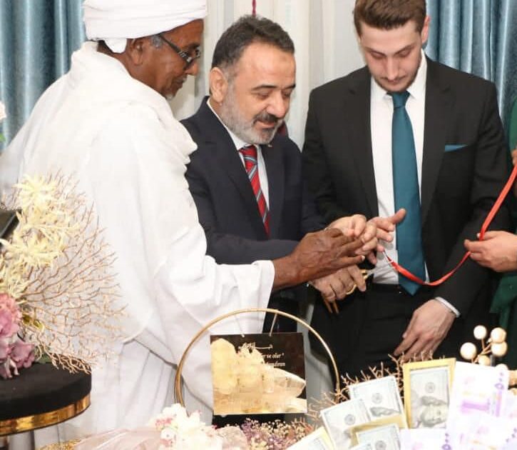 بالصور:زواج تركي من سودانية ... سفير تركيا يشعل الأسافير :مشينا طلبنا يد عروستنا الحلوة هبة من السودان السفير التركي