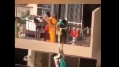 تنزل ابنها بملاءة