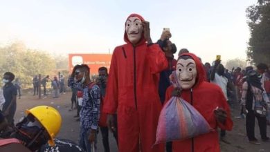 متظاهرين متنكرين