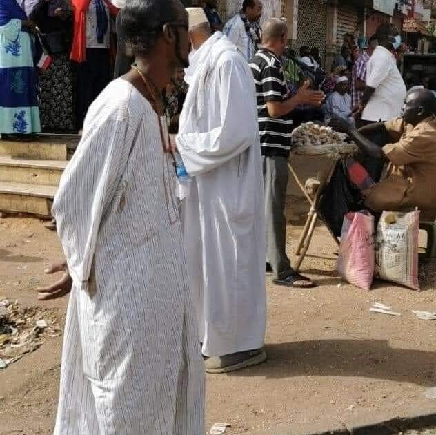أثار دهشة الجميع..ظهور شبيه محمود عبد العزيز في مواكب الأباء و الأمهات ببحري FB IMG 1647112398183