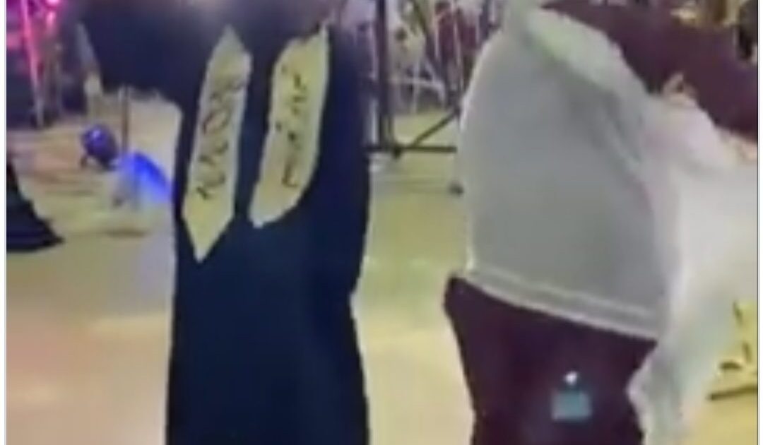 فرحة أب سوداني تلفت الأنظار..بالفيديو شاهد ردة فعل هذا الأب في تخريج ابنته IMG 20220328 211349