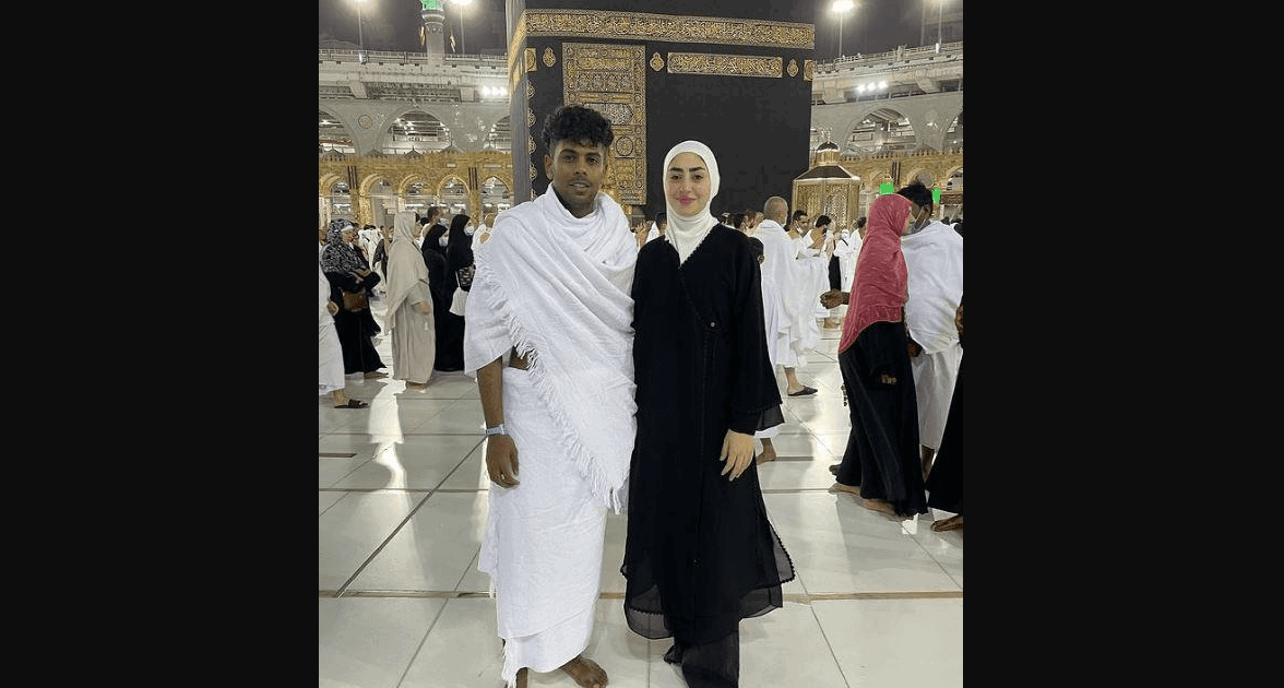 أثار الجدل و التساؤلات..هل تقبل عُمرته؟..مطرب مصري يتصور مع صديقته أمام الكعبة بزي الإحرام image 1
