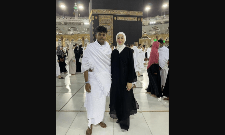 أثار الجدل و التساؤلات..هل تقبل عُمرته؟..مطرب مصري يتصور مع صديقته أمام الكعبة بزي الإحرام image 1