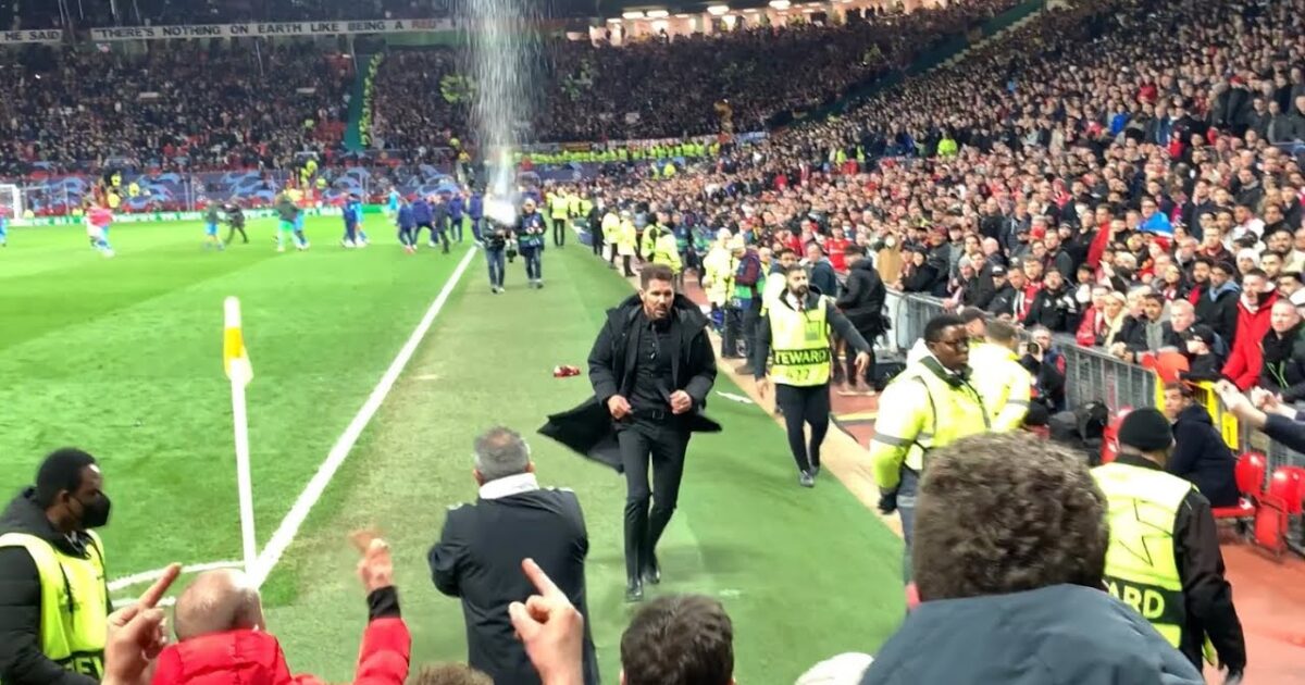 نجا بأعجوبة.. جماهير مانشستر يونايتد تمطر مدرب أتلتيكو مدريد بالزجاجات | فيديو maxresdefault 13