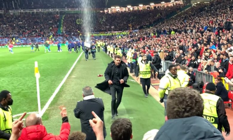 نجا بأعجوبة.. جماهير مانشستر يونايتد تمطر مدرب أتلتيكو مدريد بالزجاجات | فيديو maxresdefault 13