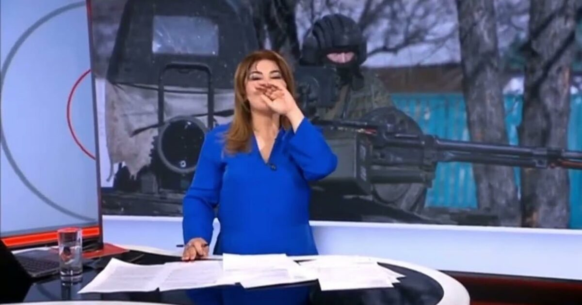 شاهد بالفيديو.. أثناء تقديمها خبر عن الحرب في الخرطوم.. مذيعة قناة الحدث تعاني معاناة بالغة في نطق كلمة (الكلاكلة) وفي الآخير تنطقها بطريقة مضحكة مذيعة