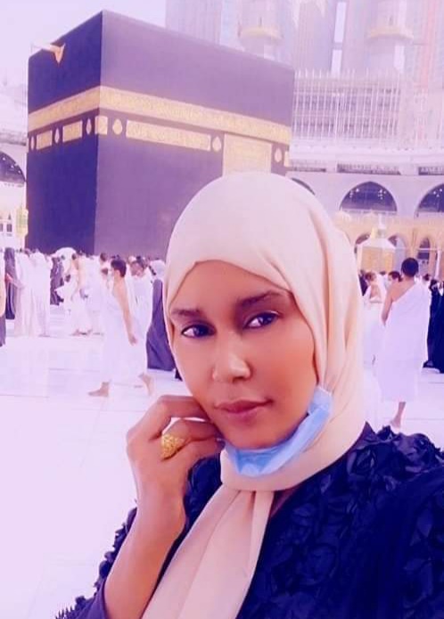 مطربة سودانية ترتدي الحجاب، وتبث لايف أثناء أدائها العُمرة من جوار الكعبة المشرفة ايمان بت ام روابة