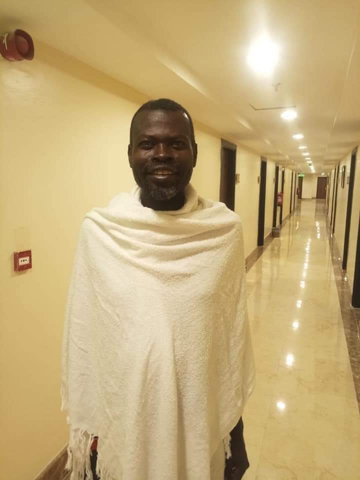 صاحب الترند المشهور في السودان “كلك واري اللو” في الأراضي المقدسة لأداء العمرة رماح