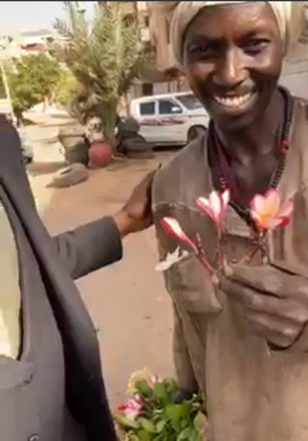 بالفيديو..رغم بساطة شكله سوداني يدهش الجميع و يتحدث اللغتين الفرنسية و الإنجليزية بطلاقة تامة ساب سوداني يتحدث لغتين