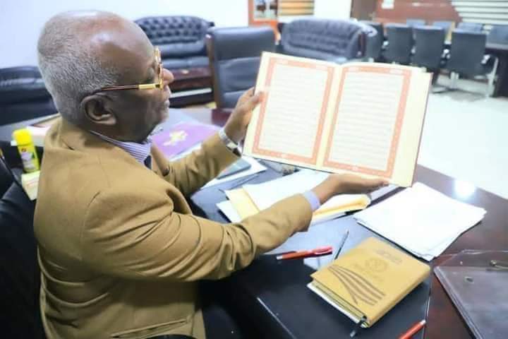 بروفيسور سوداني يثير إعجاب الجميع و يكتب القرآن بخط يده في 4 سنوات سوداني كتب القران