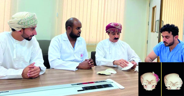 طبيب سوداني يشارك في إجراء عملية تعتبر الأولى من نوعها لترميم و زراعة جمجمة بمواد محلية في سلطنة عمان طبيب سوداني