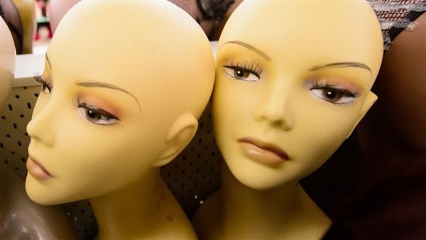 اعتقدوا أنها "مانيكان".. عمال شركة نقل يخلون شقة ويأخذون جثة معهم مانيكان