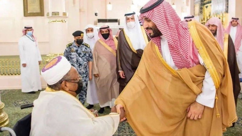 من هو الشخص الذي كان يجلس على "كرسي متحرك" وصافحه "ولي العهد السعودي" في المسجد النبوي؟ ولي العهد السعودي محمد بن سلمان