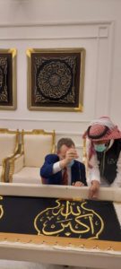 صور.. القنصل العام البريطاني يشارك في حياكة كسوة الكعبة المشرفة 1a7f0414 2f1a 4428 a97d 6e8627b079c1