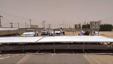 السودان.. سقوط لوحة إعلانية يتسبّب في إغلاق طريق 278670087 308312651431110 8798264958374364870 n 750x430 1