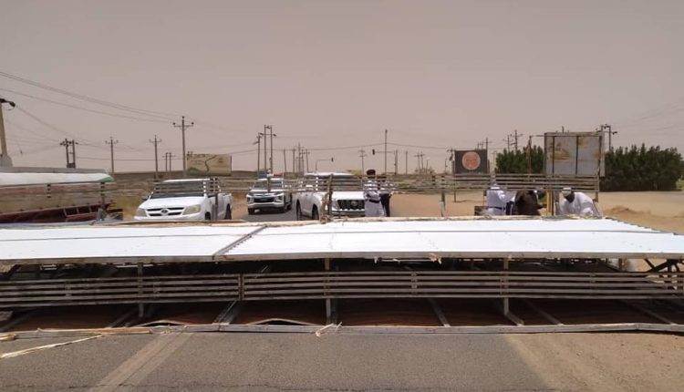 السودان.. سقوط لوحة إعلانية يتسبّب في إغلاق طريق 278670087 308312651431110 8798264958374364870 n 750x430 1