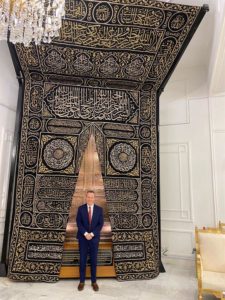 صور.. القنصل العام البريطاني يشارك في حياكة كسوة الكعبة المشرفة 29c85997 6e3d 4be3 ad5f bb87f7e19b57