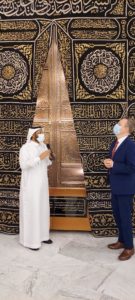 صور.. القنصل العام البريطاني يشارك في حياكة كسوة الكعبة المشرفة 3af65f87 54a2 470c 8165 97a1cdef1f75