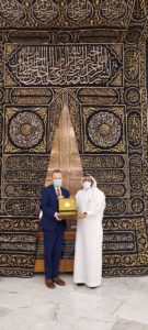 صور.. القنصل العام البريطاني يشارك في حياكة كسوة الكعبة المشرفة 56185a85 716d 44fc 90f8 fa20f6c225af